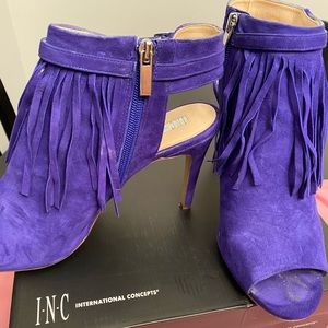 Fashionable fringed sandals